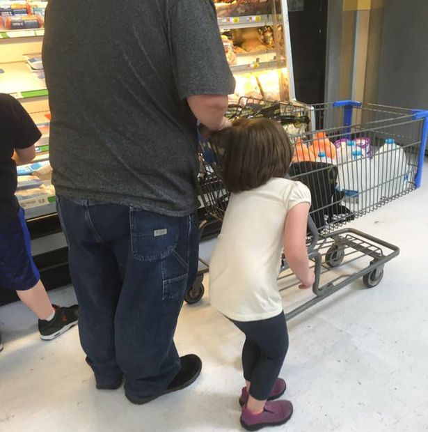 capelli legati al carrello